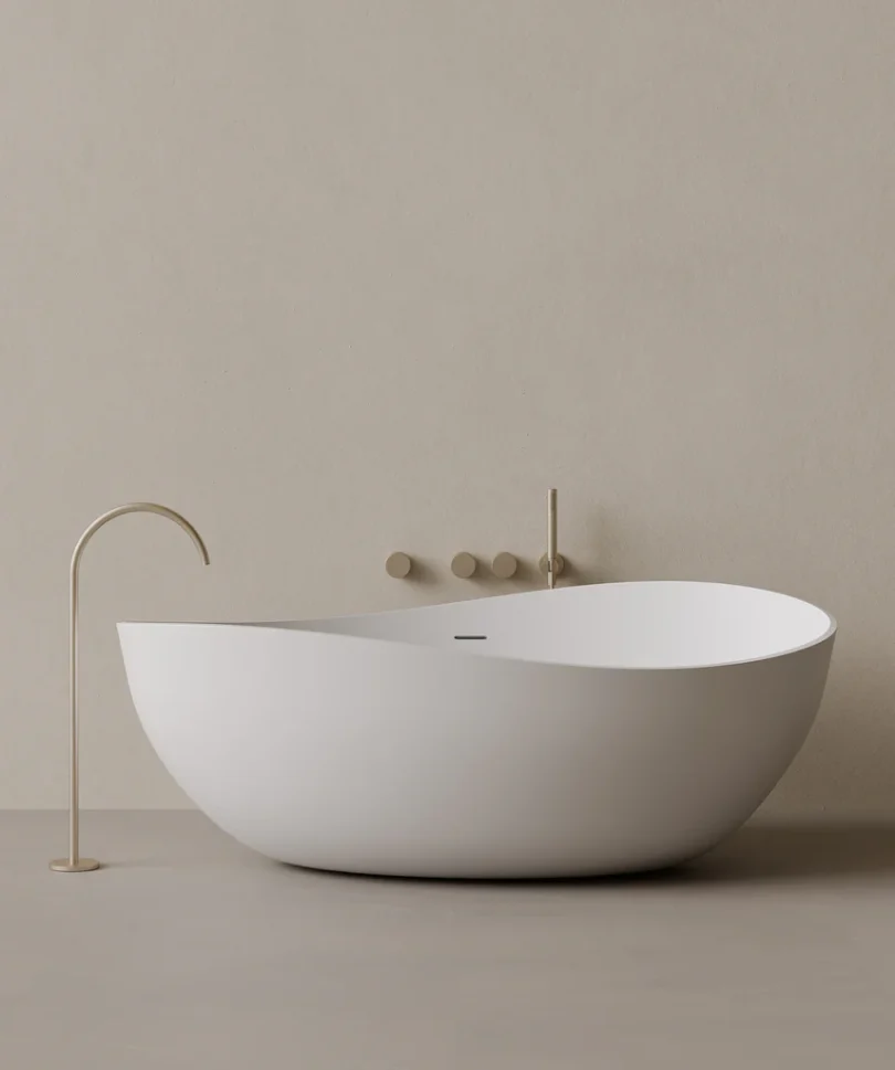 Bañera escultural asimétrica Mushin REN para proyectos de interiorismo y baños de diseño contemporáneo en Madrid