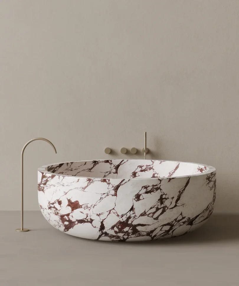 Bañera de mármol Calacatta Rosso Mushin AKA para proyectos de interiorismo de lujo y baños de diseño en Madrid