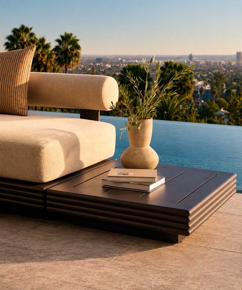 Mesa de centro Mushin COLLINS con diseño escultórico de capas horizontales y estética arquitectónica